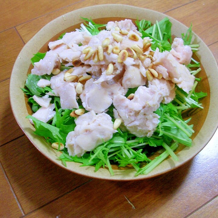 炒った松の実で香ばしく　水菜と蒸し鶏のサラダ